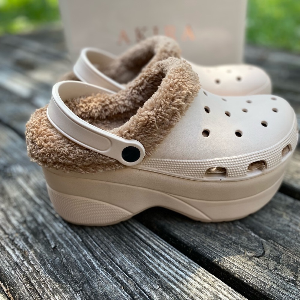 🚨BRAND NEW Akira wedge 🐊 size 10